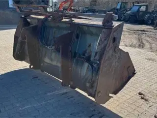 New Holland LB115 4i1 skovl