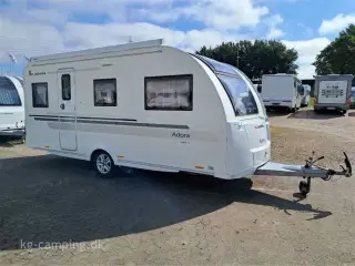 2015 - Adria Adora 482 LU   Populær enkeltsengsvogn med lameludtræk. Med både THULE markise og Isabella lufttelt.