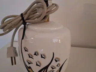 Bordlampe, ældre fin lampe uden skærm. 