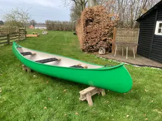 Brugt velholdt 2-3 pers. kano i plast med 2 padler