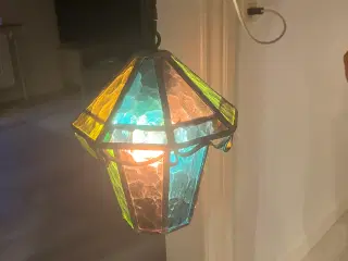 Lanterne med flere farvet blyindfattet glas