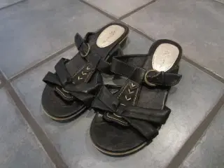 Fine sorte sandaler i str. 39