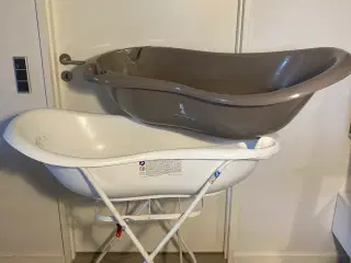 2 fine badekar med tilhørende stativ.