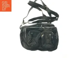 Nunoo Sort skuldertaske med flere lommer (str. 38x29 cm)