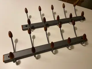 Knagerække i metal og træ