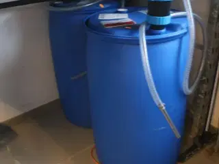 2 stk. tønder og pumper