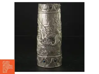 Indgraveret metal vase (str. H. 17 cm ø. 7 cm)