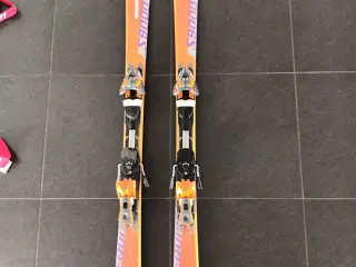 Ski Salomon m/ bindinger Sælges
