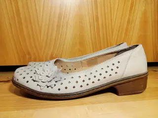 Fornuftige "nede på jorden" sko i romantisk stil