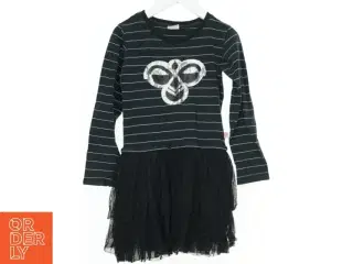 Hummel - Sort stribet kjole med pailletmotiv og tylskørt fra Hummel (str. 116)