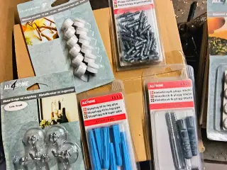 Blandet kasse pakker med skruer,pluks m.m