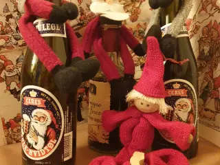 Nissefamilie med magneter i hænder og fødder. OG: 