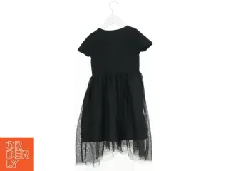 Sort kjole med skeletdesign fra H&M (str. 110)