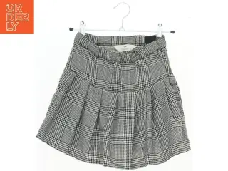 Ternet nederdel med plisseringer fra H&M (str. 134)