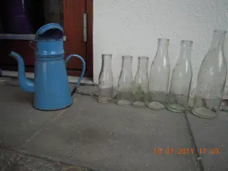 Madam blå + 6 gamle mælkeflasker