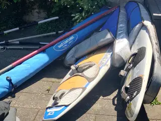 Ældre surfbræt, sejl, bomme (windsurf)