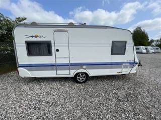 2005 - Hobby De Luxe 460 UFe   Hobby De luxe 460 UFE årg 2005. 4 sovepladser, 4 siddepladser. Mover, air con, tæpper, Isabella Ventura fortelt, Thule cykelstativ.