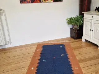 Orange og blå kelim tæppe.