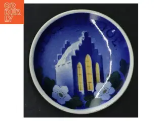 Porcelænsplatte med kirkemotiv (str. Ø 8 cm)