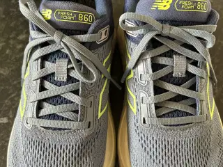 New Balance 860 Sneakers