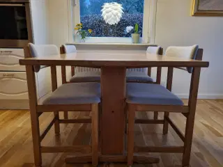 Spisebord m/stole i lakeret bøgetræ.
