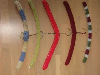 Bøjler med strik samlet