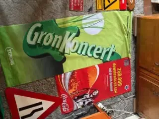 Lot med skilte og bannere sælges samlet 