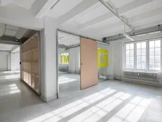 Præsentabelt kontorlejemål i rå og industriel stil – tæt på Islands Brygge metrostation