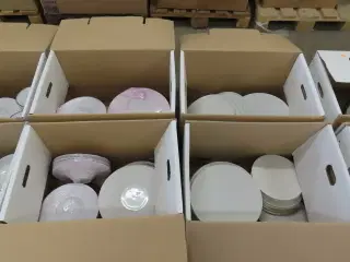 4 stk. Kasser med diverse tallerkener