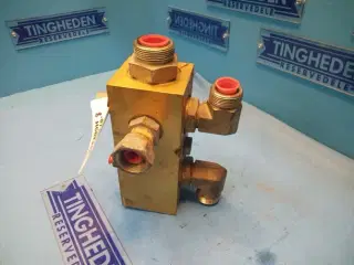 Case 8010 Manifold 87108152