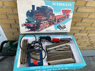 Märklin tog med vogne og skinner