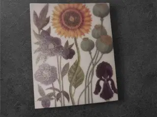 Solrig blomsterkomposition i miniatureformat
