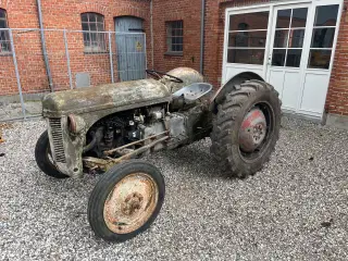 Traktor Ferguson tea 20