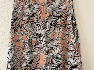 Ny Bluse u/Ærmer fra Kaffe. (Str. 44)