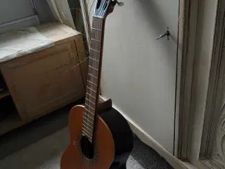 Akkustisk guitar med ståfod
