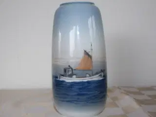Vase med fiskekutter fra Lyngby
