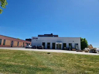 Synligt beliggende butik/showroom med moderne faciliteter og fri parkering