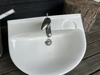 2 stk vaske (toilet og køkken). Og to sæt tilhøren