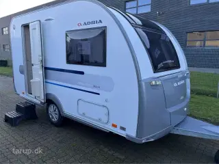 2020 - Adria Altea 362 LH   Fortelt: Ventura Vivo luftfortelt, mover, 140 l. køleskab m/ fryser, køkken i bagende, toiletrum m/ bruser, enkeltsenge som kan laves til dobbeltseng