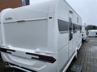 2024 - Hobby De Luxe 490 KMF   Med dobbeltseng og køjer fra Hinshøj Caravan A/S