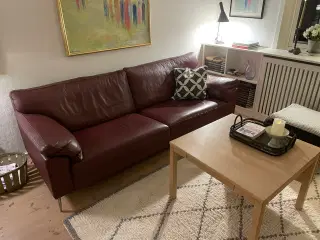 Søren Lund 329 sofa i okseblodsfarve.