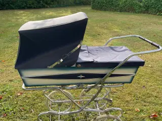 Flot gammel skandik barnevogn med original  indsat