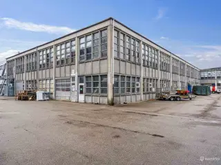 752 m² lager med port i Ballerup