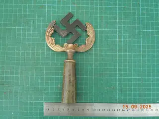 Fanespids med svastika, bronze.