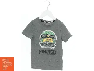 Børne T-shirt med Ninjago design fra H&M (str. 110)