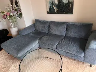 Blå stof sofa med chaiselong venstrevendt. 