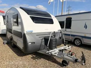 2024 - Adria Action 391 LH   Populær rejsevogn med telt og mover.