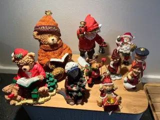 Samling julefigurer med nisser, bamser og rensdyr