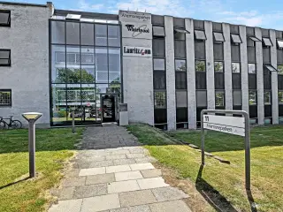 Stort showroom med tilhørende nyt kontor, velbeliggende på Dynamovej i Søborg.