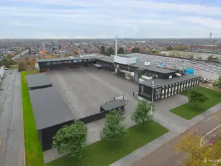 God lager/logistik ejendom med tilhørende kontorfaciliter i Hersted Industripark – Naverland.